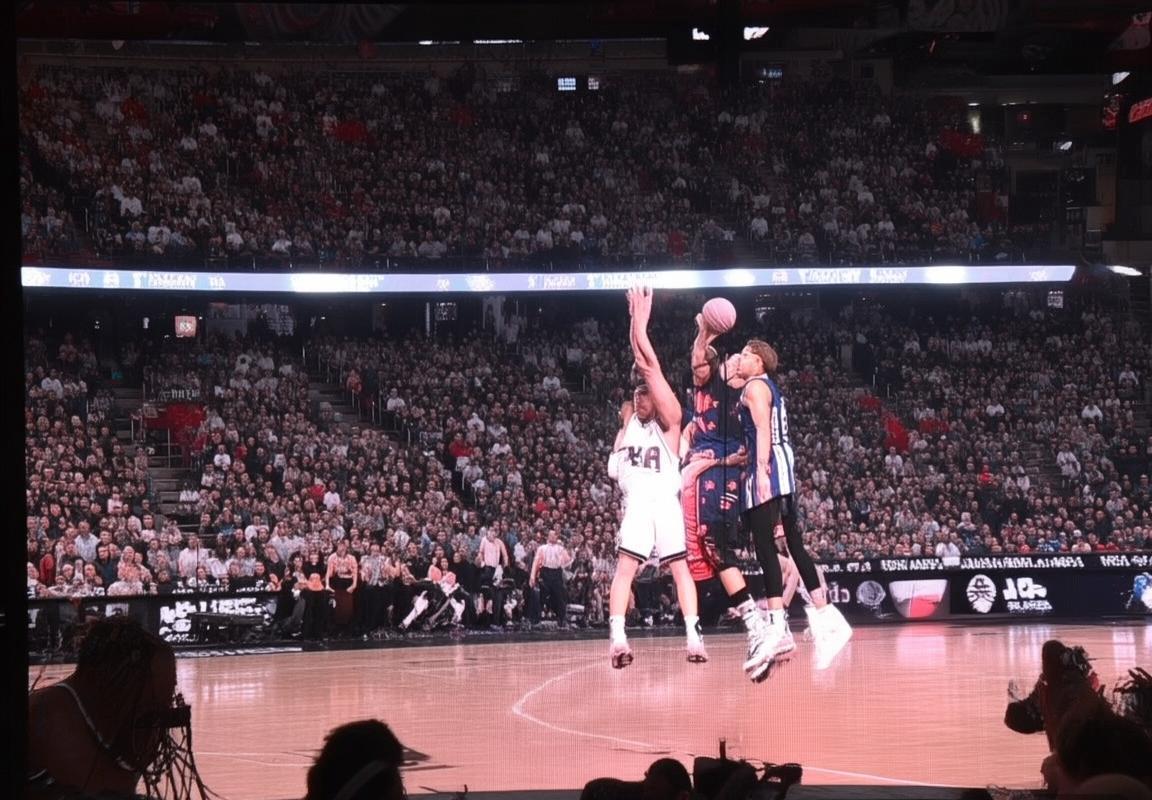 火箭马刺巅峰对决：哈登闪耀新秀崛起，逆转夺冠盛宴